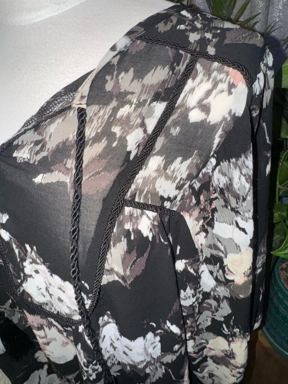 Buffalo David Bitton Black and White Floral Peasant Top - Picture 3 of 4